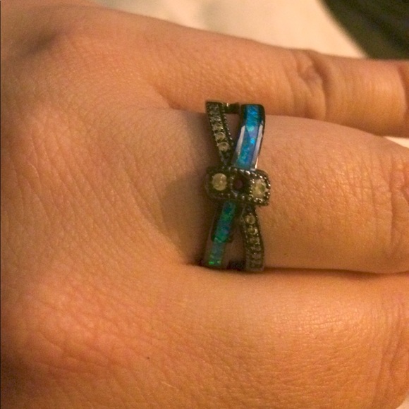 Jun kin size 9, 10 karat ring - Picture 3 of 5